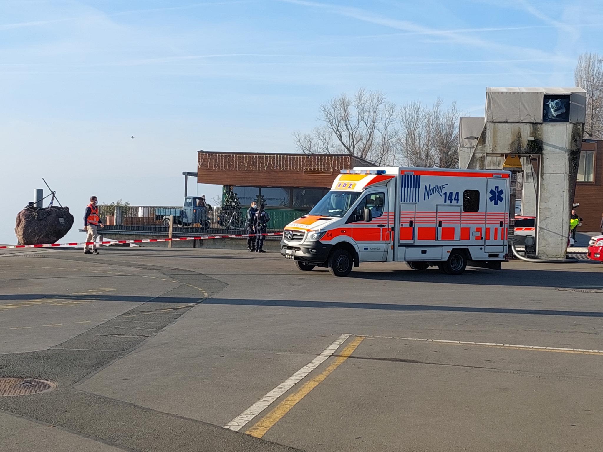 Die Ambulanz ist am Zuger Hafen im Einsatz.